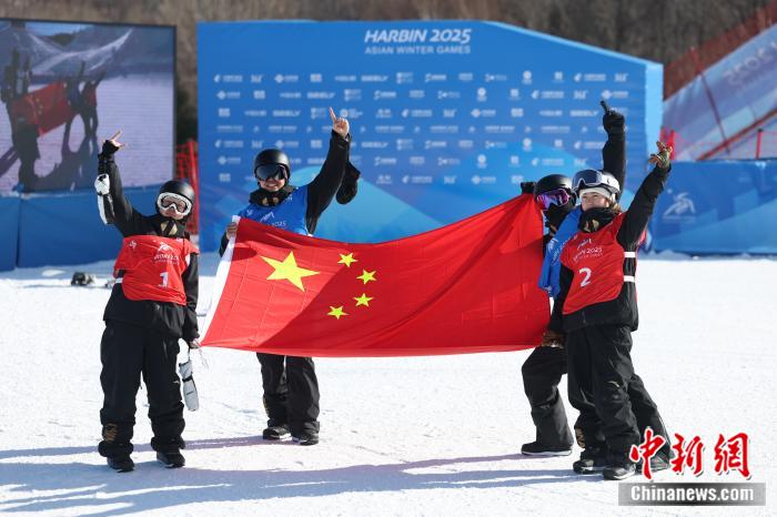 中国选手赛后整齐叠放五星红旗，现场观众以国