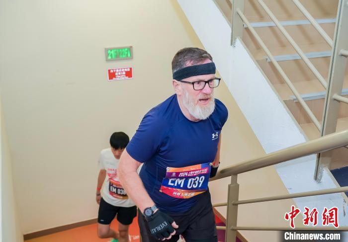 全球最高垂直马拉松在沪开赛：119层、552米高度