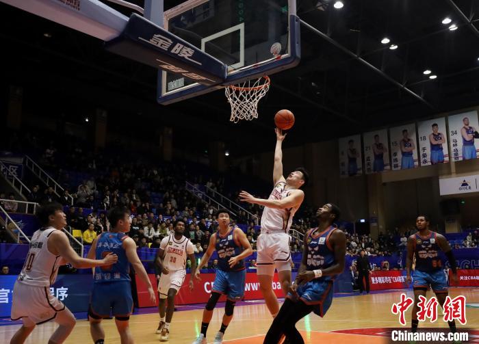 四川男篮主场力克浙江斩获赛季首胜，三分线外