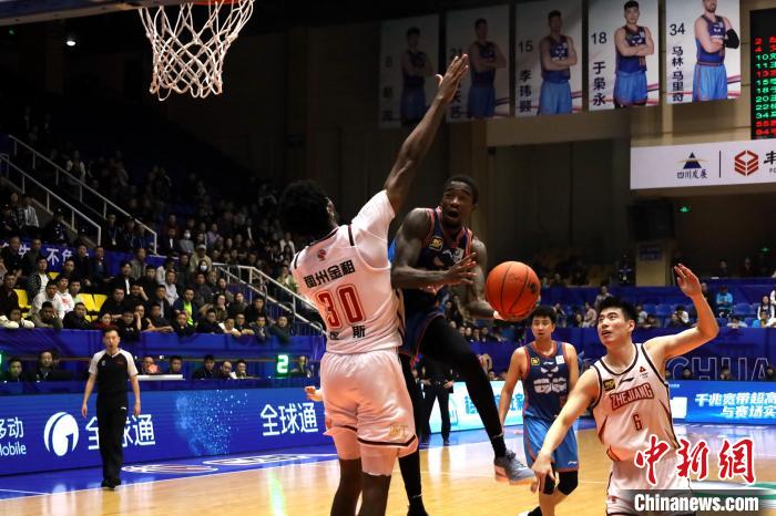 四川男篮主场力克浙江斩获赛季首胜，三分线外