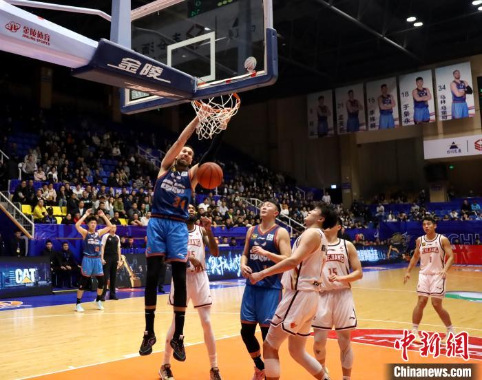 四川男篮主场力克浙江斩获赛季首胜，三分线外