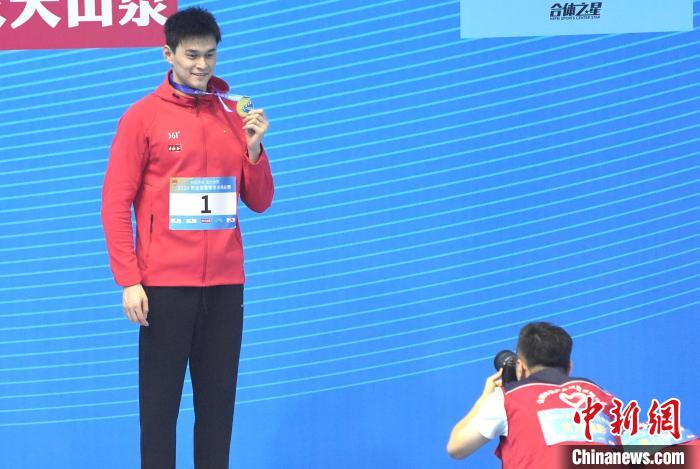 孙杨复出首战在合肥夺得400米自由泳冠军，成绩