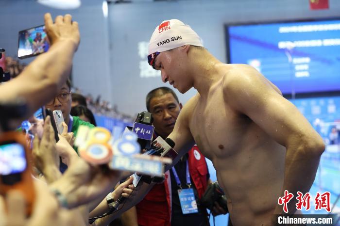 孙杨复出首战在合肥夺得400米自由泳冠军，成绩