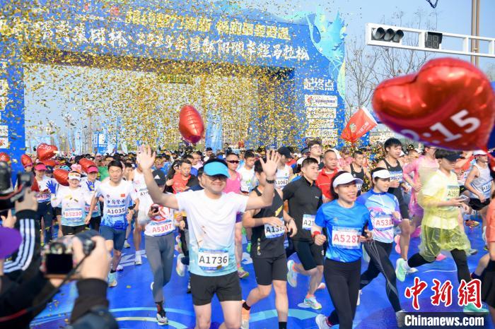 2025南昌鄱阳湖半程马拉松开跑 跑者畅享生态人文