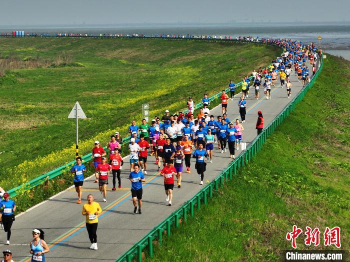 2025南昌鄱阳湖半程马拉松开跑 跑者畅享生态人文