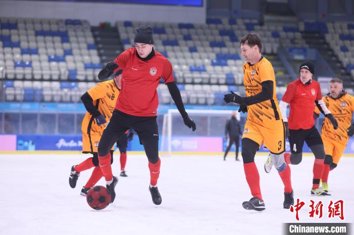 俄罗斯谢卡特队与印度司图杰塔队会师雪地足球