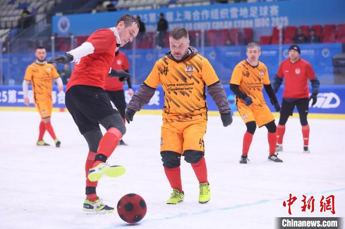 俄罗斯谢卡特队与印度司图杰塔队会师雪地足球