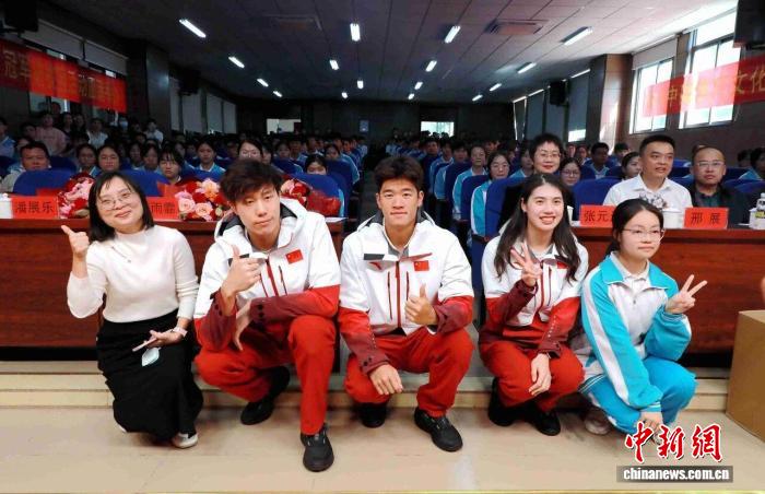 奥运冠军张雨霏潘展乐覃海洋现身海南中学白沙