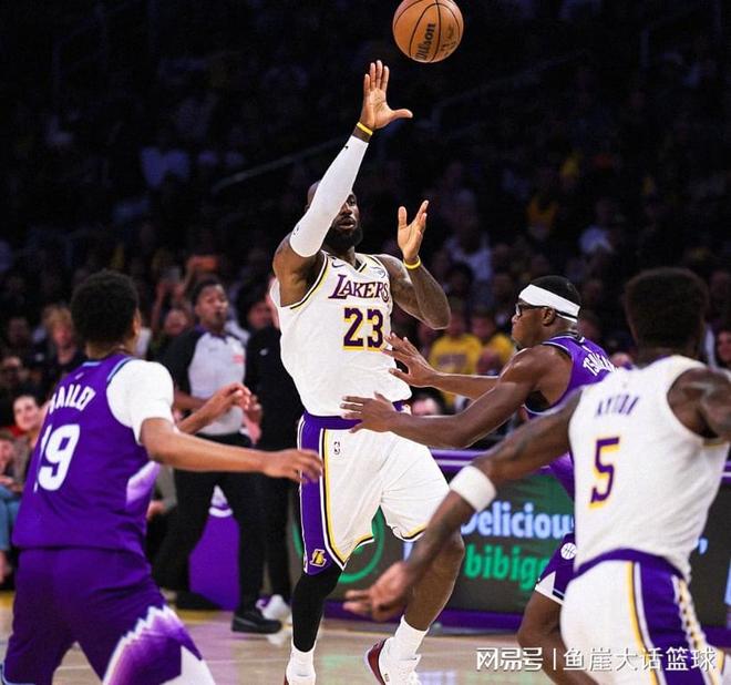 湖人131-107大胜爵士 詹姆斯半场打卡 艾顿八村塁