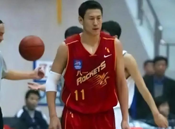 篮球天才误诊断送前程，46岁卖麻辣烫为生