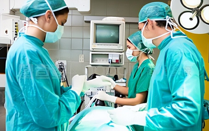 篮球天才误诊断送前程，46岁卖麻辣烫为生