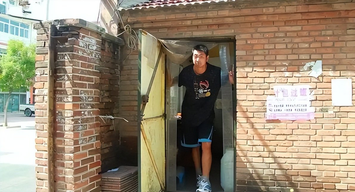 篮球天才误诊断送前程，46岁卖麻辣烫为生