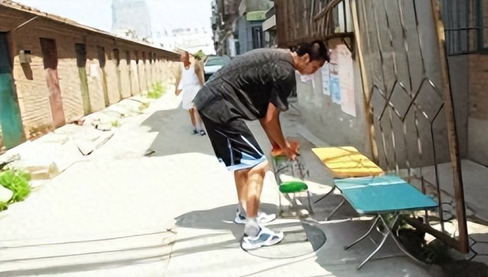 篮球天才误诊断送前程，46岁卖麻辣烫为生